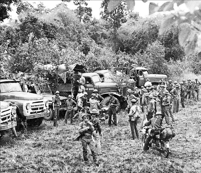 Trong ảnh: Phóng viên TTXGP cùng các chiến sỹ quân giải phóng chuẩn bị tiến về Sài Gòn trong chiến dịch Hồ Chí Minh lịch sử, tháng 4/1975. Ảnh: VNTTX