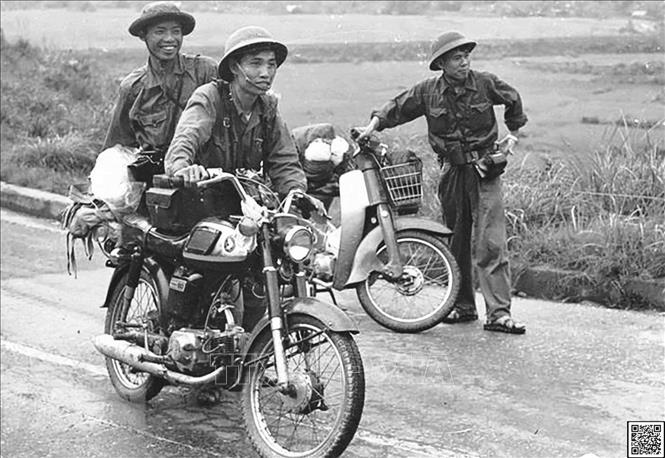 Trong ảnh: Các phóng viên VNTTX tham gia đưa tin về Chiến dịch Hồ Chí Minh, tháng 4/1975. Ảnh: VNTTX