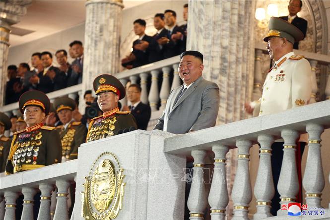 Trong ảnh: Nhà lãnh đạo Triều Tiên Kim Jong-un (thứ 2, phải, hàng đầu) dự lễ duyệt binh kỷ niệm 75 năm thành lập Đảng Lao động tại quảng trường Kim Nhật Thành ở Bình Nhưỡng ngày 10/10/2020. Ảnh: KCNA/TTXVN