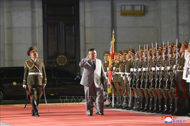 Trong ảnh: Nhà lãnh đạo Triều Tiên Kim Jong-un (giữa) dự lễ duyệt binh kỷ niệm 75 năm thành lập Đảng Lao động tại quảng trường Kim Nhật Thành ở Bình Nhưỡng ngày 10/10/2020. Ảnh: KCNA/TTXVN