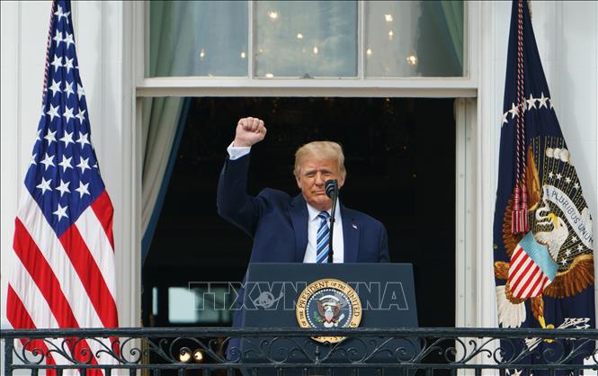 Trong ảnh: Tổng thống Mỹ Donald Trump phát biểu trước những người ủng hộ tại Nhà Trắng ở Washington, DC ngày 10/10/2020. Ảnh: AFP/TTXVN