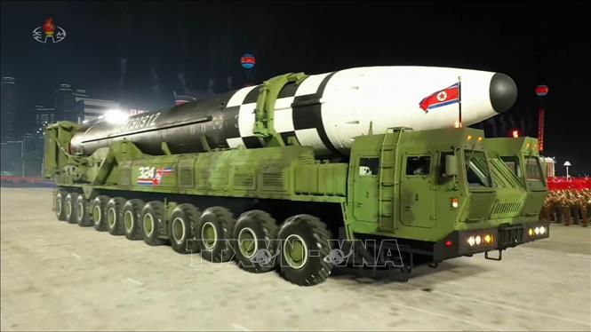 Trong ảnh: Mẫu tên lửa đạn đạo xuyên lục địa (ICBM) mới được giới thiệu trong cuộc duyệt binh kỷ niệm 75 năm thành lập đảng Lao động Triều Tiên tại Bình Nhưỡng ngày 10/10/2020. Ảnh: Yonhap/ TTXVN