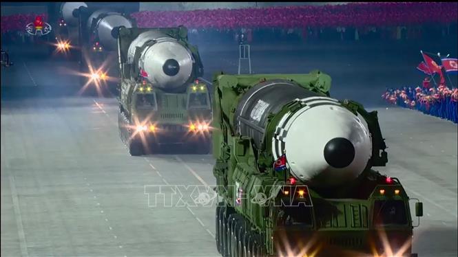 Trong ảnh: Mẫu tên lửa đạn đạo xuyên lục địa (ICBM) mới được giới thiệu trong cuộc duyệt binh kỷ niệm 75 năm thành lập đảng Lao động Triều Tiên tại Bình Nhưỡng ngày 10/10/2020. Ảnh: AFP/ TTXVN