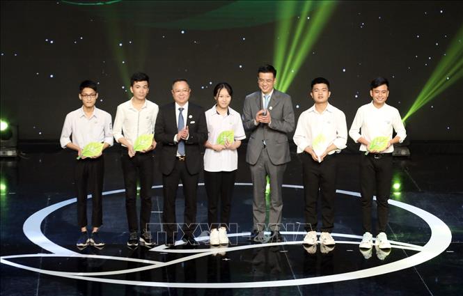 Trong ảnh: 5 chiếc lá yêu thương đại diện cho 10 em nhỏ của Cặp lá yêu thương đã đỗ vào các Trường Đại học, trở thành tân sinh viên trong năm học mới nhận học bổng mỗi em 20 triệu đồng. Ảnh: Anh Tuấn – TTXVN