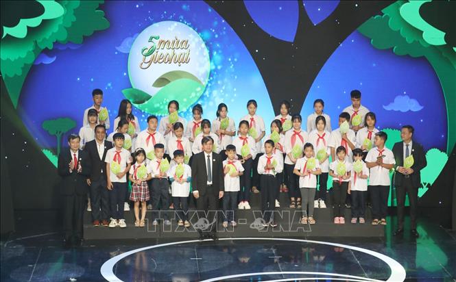 Trong ảnh: Ban Tổ chức trao quà cho 30 chiếc lá chưa lành tại chương trình. Ảnh: Anh Tuấn – TTXVN