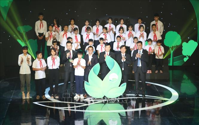 Trong ảnh: Hình ảnh 2 chiếc lá được ghép nối tạo nên Cặp lá yêu thương tại Chương trình như một lời khẳng định Cặp lá yêu thương đã, đang và sẽ còn tiếp tục đi cùng những ước mơ đến trường của các em nhỏ trên khắp chiều dài đất nước. Ảnh: Anh Tuấn – TTXVN