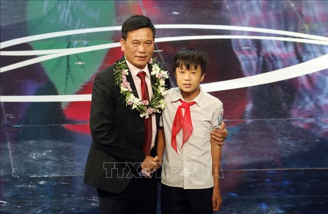 Trong ảnh: Cặp lá yêu thương em Đỗ Văn Sơn và ông Nguyễn Hoàng Phương, Phó Chủ tịch Công đoàn Ngân hàng Chính sách xã hội tại Chương trình. Ảnh: Anh Tuấn – TTXVN