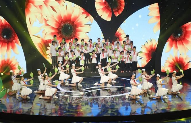 Trong ảnh: Tiết mục Mashup Điều em muốn + Hãy mỉm cười do ca sỹ Văn Mai Hương và 12 em nhỏ biểu diễn. Ảnh: Anh Tuấn – TTXVN