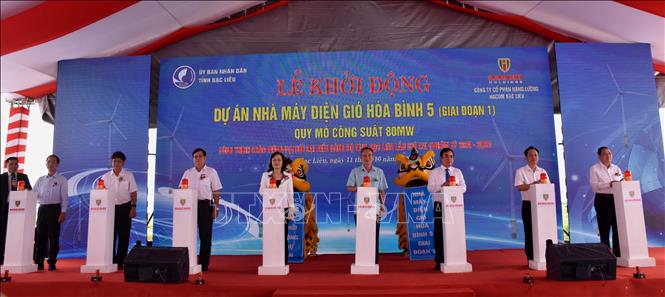 Trong ảnh: Các đại biểu thực hiện nghi thức ấn nút khởi động Dự án Nhà máy điện gió Hòa Bình 5. Ảnh: Nhật Bình - TTXVN