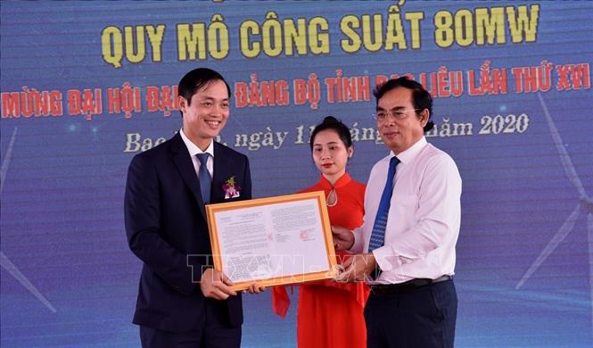 Trong ảnh: Chủ tịch UBND tỉnh Bạc Liêu Dương Thành Trung (áo trắng) trao Quyết định chủ trương đầu tư dự án Nhà máy điện gió Hòa Bình 5 cho Công ty Cổ phần Năng Lượng Hacom Bạc Liêu. Ảnh: Nhật Bình - TTXVN
