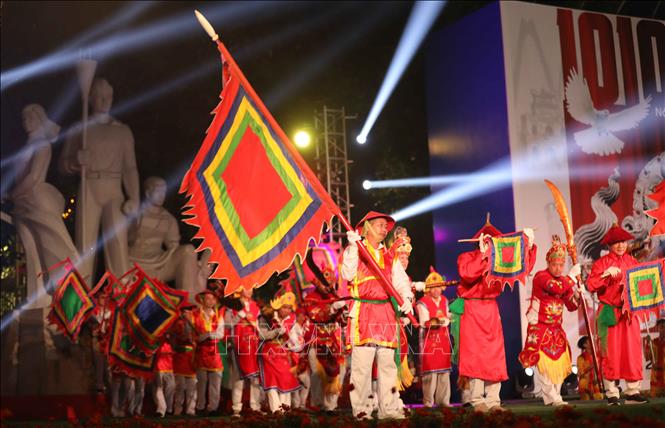 Trong ảnh: Múa rồng và Múa chạy cờ trong chương trình. Ảnh: Thanh Tùng - TTXVN