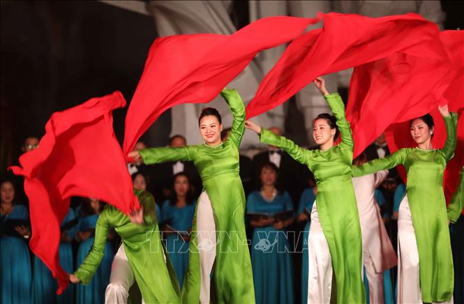 Trong ảnh: Biểu diễn Hợp xướng “Người Hà Nội”. Ảnh: Thanh Tùng - TTXVN