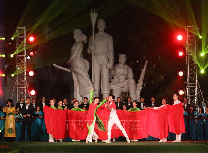 Trong ảnh: Biểu diễn Hợp xướng “Người Hà Nội”. Ảnh: Thanh Tùng - TTXVN