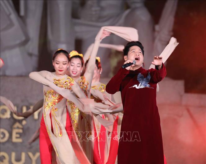 Trong ảnh: Ca sĩ Trọng Tấn biểu diễn tiết mục 