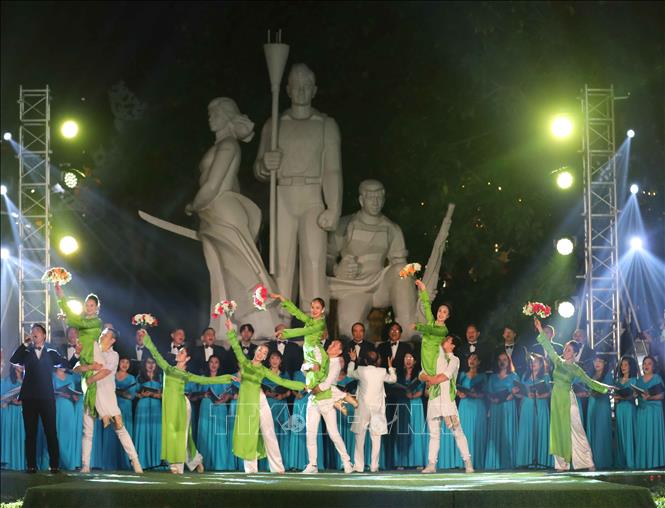 Trong ảnh: Biểu diễn Hợp xướng “Người Hà Nội”. Ảnh: Thanh Tùng - TTXVN