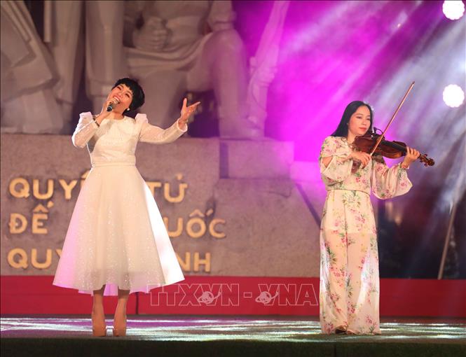 Trong ảnh: Biểu diễn ca khúc 