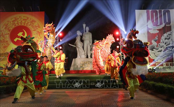 Trong ảnh: Múa rồng và Múa chạy cờ trong chương trình. Ảnh: Thanh Tùng - TTXVN