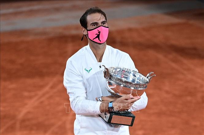 Trong ảnh: Phút đăng quang vô địch giải Roland Garros 2020 của Rafael Nadal, ngày 11/10/2020. Ảnh: AFP/TTXVN