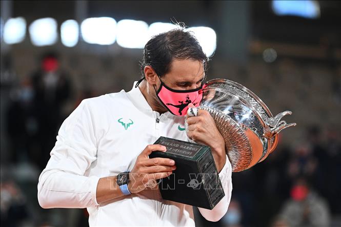 Trong ảnh: Phút đăng quang vô địch giải Roland Garros 2020 của Rafael Nadal, ngày 11/10/2020. Ảnh: AFP/TTXVN