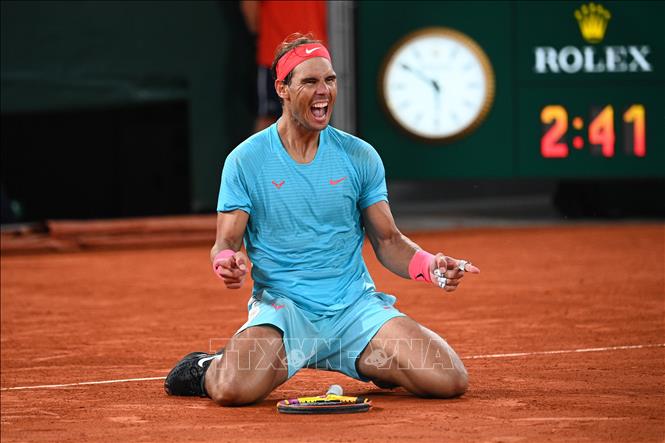 Trong ảnh: Rafael Nadal mừng chiến thắng trước đối thủ Novak Djokovic trong trận chung kết Roland Garros 2020 tại Paris, Pháp ngày 11/10/2020. Ảnh: AFP/TTXVN