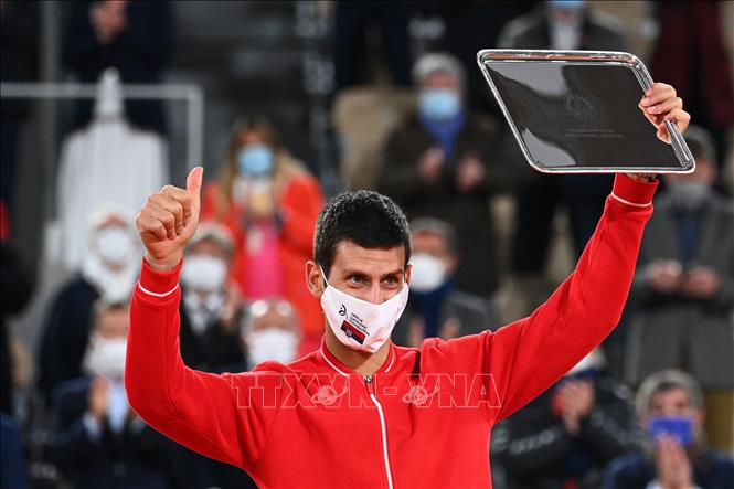 Trong ảnh: Tay vợt Novak Djokovic đành lỡ hẹn với danh hiệu Grand Slam thứ 18 trong sự nghiệp khi để thua trước Rafael Nadal trong trận chung kết Roland Garros 2020 tại Paris (Pháp), ngày 11/10/2020. Ảnh: AFP/TTXVN