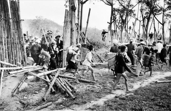 Được lực lượng vũ trang nhân dân giải phóng hỗ trợ, đồng bào vùng địch thị xã Tuy Hòa (Phú Yên) đã nổi dậy phá 