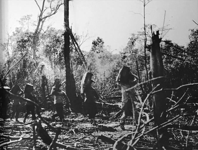 Đại đội thanh niên xung phong mặt trận Đường 9 vận tải đạn dược, khí tài (1970). Ảnh: Lương Nghĩa Dũng - TTXVN