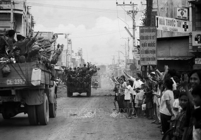 Nhân dân thành phố Biên Hòa đổ ra đường chào đón các chiến sĩ giải phóng. Ảnh:  Lâm Hồng Long – TTXVN
