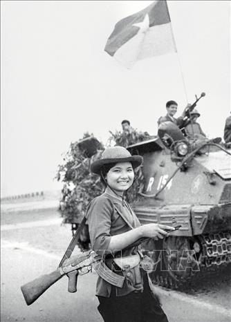 Nữ biệt động Nguyễn Thị Trung Kiên (Cao Thị Nhíp) dẫn đường cho Quân giải phóng đánh chiếm sân bay Tân Sơn Nhất trong chiến dịch Hồ Chí Minh (30/4/1975). Ảnh: Ngọc Đản - TTXVN