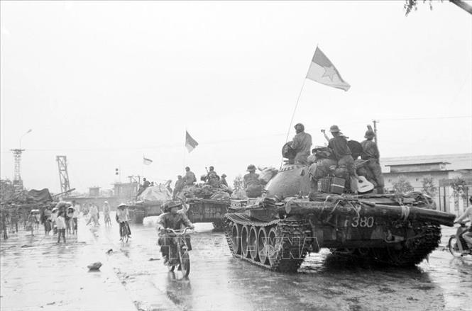 Xe tăng Lữ đoàn 203, Sư đoàn 304, Quân đoàn 2 tiến vào giải phóng Đà Nẵng (29/3/1975). Ảnh: Hoàng Giang - TTXVN