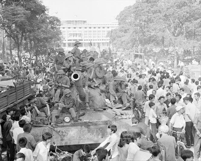 Quân giải phóng chiếm phủ Tổng thống ngụy, trưa 30/4/1975. Ảnh: Lâm Hồng – TTXVN