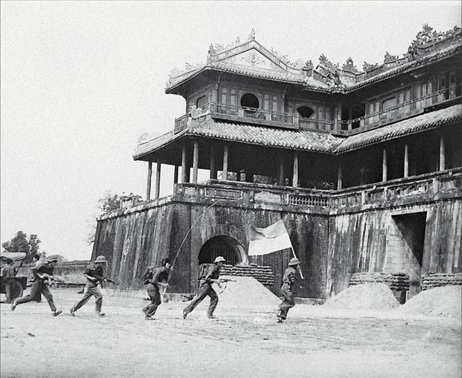 Quân giải phóng tiến vào Đại nội Huế (26/3/1975). Ảnh: Lâm Hồng Long - TTXVN