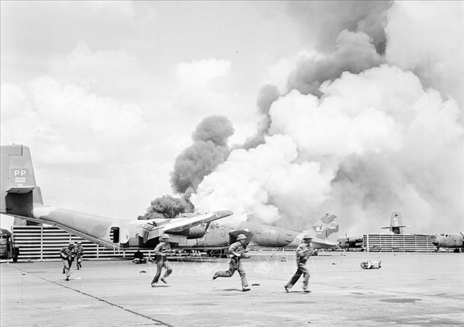 Quân giải phóng đánh chiếm sân bay Tân Sơn Nhất, ngày 30/4/1975 trong Cuộc Tổng tiến công và nổi dậy Xuân 1975, giải phóng hoàn toàn miền Nam, thống nhất đất nước. Ảnh: Đinh Quang Thành - TTXVN