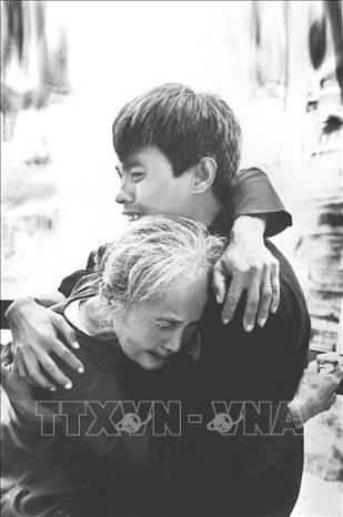 Tác phẩm “Mẹ con ngày gặp mặt” của tác giả Lâm Hồng Long (TTXVN) được tặng Giải thưởng Hồ Chí Minh đợt I – năm 1996.