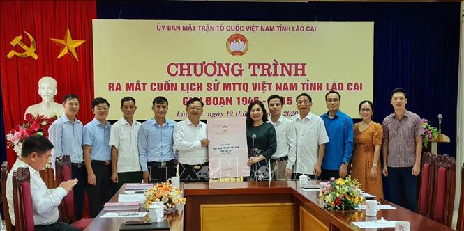 Trong ảnh: Ban thường trực Mặt trận Tổ quốc Việt Nam tỉnh Lào Cai và các đại biểu khách mời giới thiệu, ra mắt cuốn lịch sử Mặt trận Tổ quốc Việt Nam tỉnh Lào Cai giai đoạn 1945-2015. Ảnh: Hương Thu-TTXVN