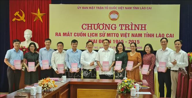 Trong ảnh: Ban thường trực Mặt trận Tổ quốc Việt Nam tỉnh Lào Cai trao tặng cuốn lịch sử Mặt trận Tổ quốc Việt Nam tỉnh Lào Cai giai đoạn 1945-2015 cho ban biên soạn. Ảnh: Hương Thu-TTXVN 