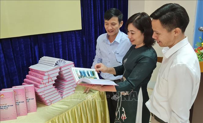 Trong ảnh: Đại diện Ban thường trực Mặt trận Tổ quốc Việt Nam tỉnh Lào Cai giới thiệu cuốn lịch sử đến các đại biểu khách mời. Ảnh: Hương Thu-TTXVN   
