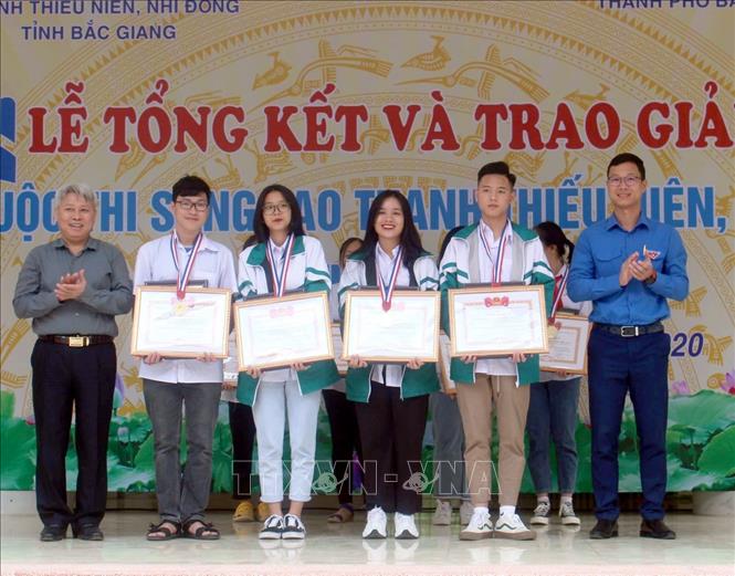 Đại diện Ban tổ chức Cuộc thi trao giải cho các tác giả có mô hình, sản phẩm đoạt giải.Ảnh: Đồng Thúy-TTXVN 