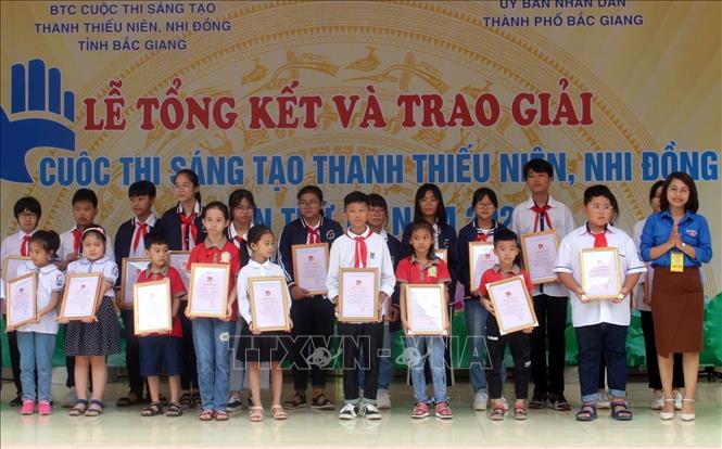 Đại diện Ban tổ chức Cuộc thi trao giải cho các tác giả có mô hình, sản phẩm đoạt giải. Ảnh: Đồng Thúy-TTXVN