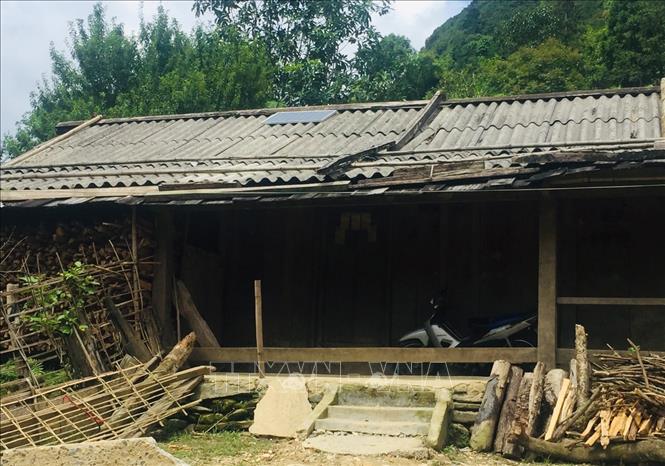 Trong ảnh: Một hộ dân ở bản Tà Dông, xã Cao Phạ (Mù Cang Chải, Yên Bái) được lắp đặt hệ thống chiếu sáng sử dụng năng lượng mặt trời. Ảnh: Việt Dũng - TTXVN