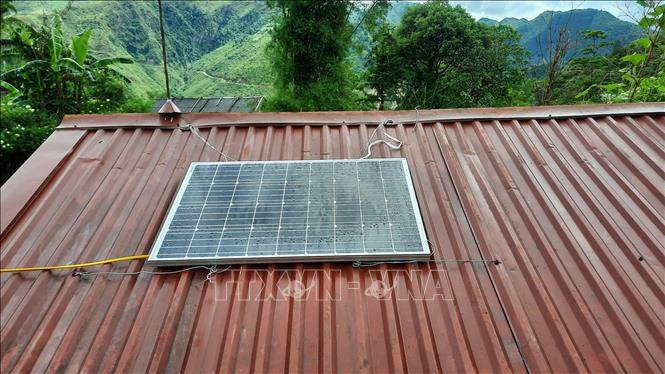 Trong ảnh: Hệ thống chiếu sáng sử dụng năng lượng mặt trời. Ảnh: Việt Dũng - TTXVN