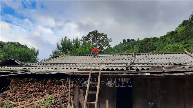 Trong ảnh: Lắp đặt hệ thống chiếu sáng sử dụng năng lượng mặt trời cho một hộ dân ở bản Tà Dông, xã Cao Phạ, huyện Mù Cang Chải, tỉnh Yên Bái. Ảnh: Việt Dũng - TTXVN
