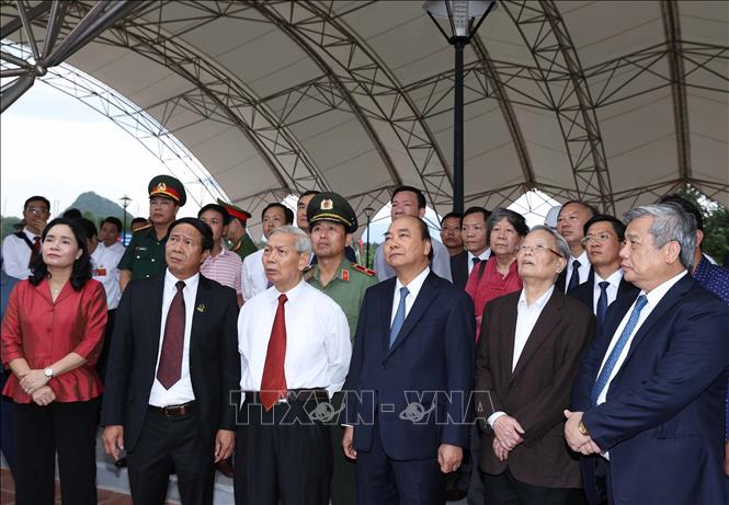 Thủ tướng Nguyễn Xuân Phúc và các đại biểu dự lễ khánh thành Khu bảo tồn di tích lịch sử bãi cọc Cao Quỳ, thành phố Hải Phòng. Ảnh: Thống Nhất - TTXVN 