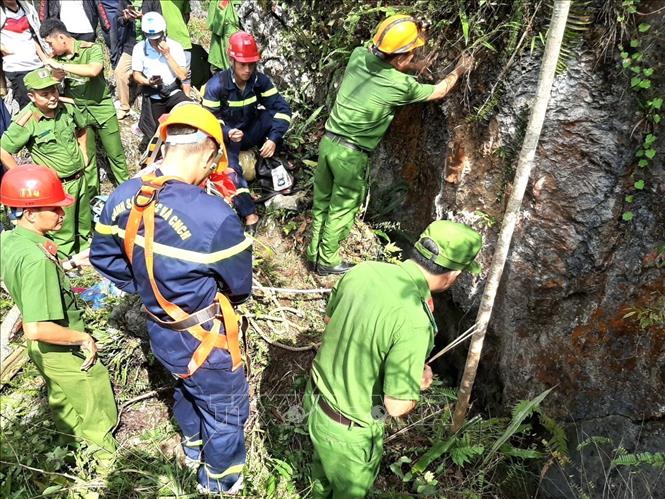 Lực lượng cứu hộ tìm kiếm thi thể nạn nhân. Ảnh: TTXVN phát