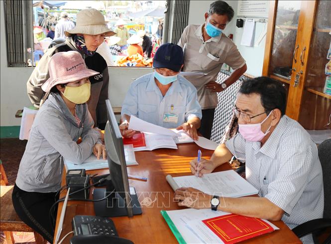 Trong ảnh: Ngư dân làm thủ tục kiểm tra hồ sơ tàu cá tại Văn phòng kiểm soát nghề cá (cảng cá Đông Hải, thành phố Phan Rang – Tháp Chàm). Ảnh: Nguyễn Thành – TTXVN