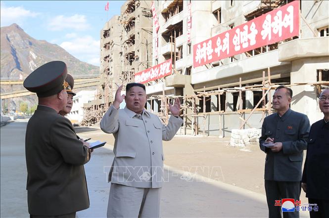 Trong ảnh: Nhà lãnh đạo Triều Tiên Kim Jong Un (giữa) thị sát thị trấn mỏ Komdok ở tỉnh Nam Hamkyong, miền Đông nước này, khu vực vừa bị bão tàn phá nghiêm trọng thời gian qua, ngày 14/10/2020. Ảnh: KCNA/TTXVN