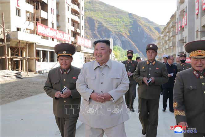 Trong ảnh: Nhà lãnh đạo Triều Tiên Kim Jong Un (giữa, phía trước) thị sát thị trấn mỏ Komdok ở tỉnh Nam Hamkyong, miền Đông nước này, khu vực vừa bị bão tàn phá nghiêm trọng thời gian qua, ngày 14/10/2020. Ảnh: KCNA/TTXVN