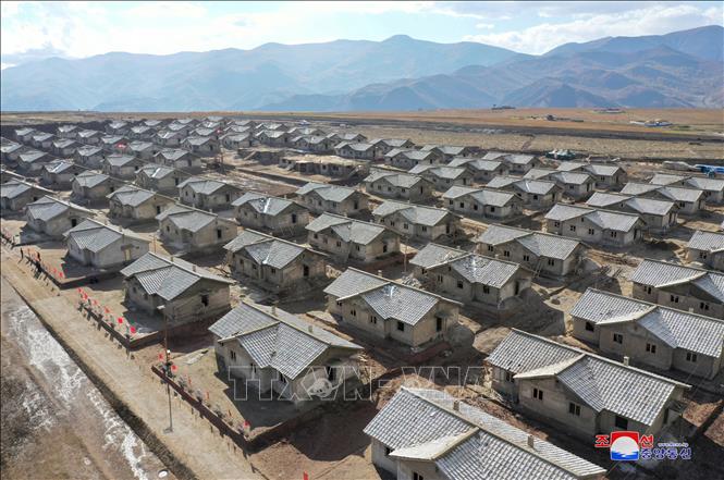 Trong ảnh (hình ảnh do Hãng thông tấn Trung ương Triều Tiên KCNA đăng phát ngày 14/10/2020): Các công trình cơ sở hạ tầng được tái thiết sau bão tại thị trấn mỏ Komdok thuộc tỉnh Nam Hamkyong, miền Đông Triều Tiên. Ảnh: YONHAP/TTXVN