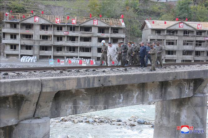 Trong ảnh: Nhà lãnh đạo Triều Tiên Kim Jong-un (thứ 2, trái) thị sát các công trình được tái thiết ở thị trấn mỏ Komdok thuộc tỉnh Nam Hamkyong, khu vực bị bão tàn phá nghiêm trọng thời gian qua, ngày 14/10/2020. Ảnh: Yonhap/TTXVN