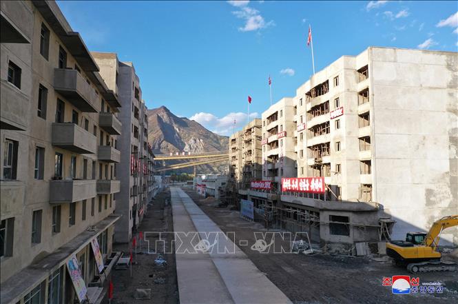 Trong ảnh (hình ảnh do Hãng thông tấn Trung ương Triều Tiên KCNA đăng phát ngày 14/10/2020): Các công trình cơ sở hạ tầng được tái thiết sau bão tại thị trấn mỏ Komdok thuộc tỉnh Nam Hamkyong, miền Đông Triều Tiên. Ảnh: YONHAP/TTXVN